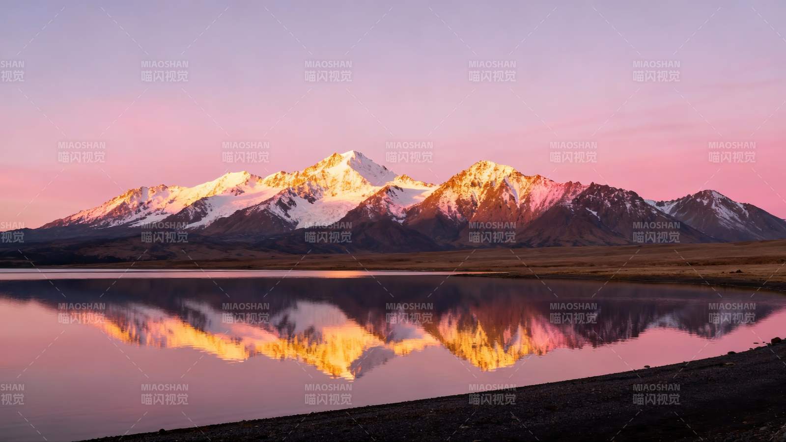 雪山倒影湖中图片