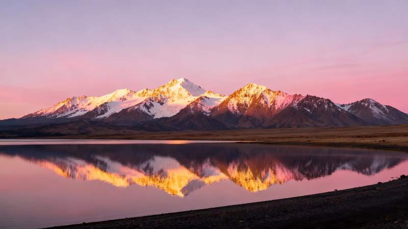 雪山倒影湖中图片