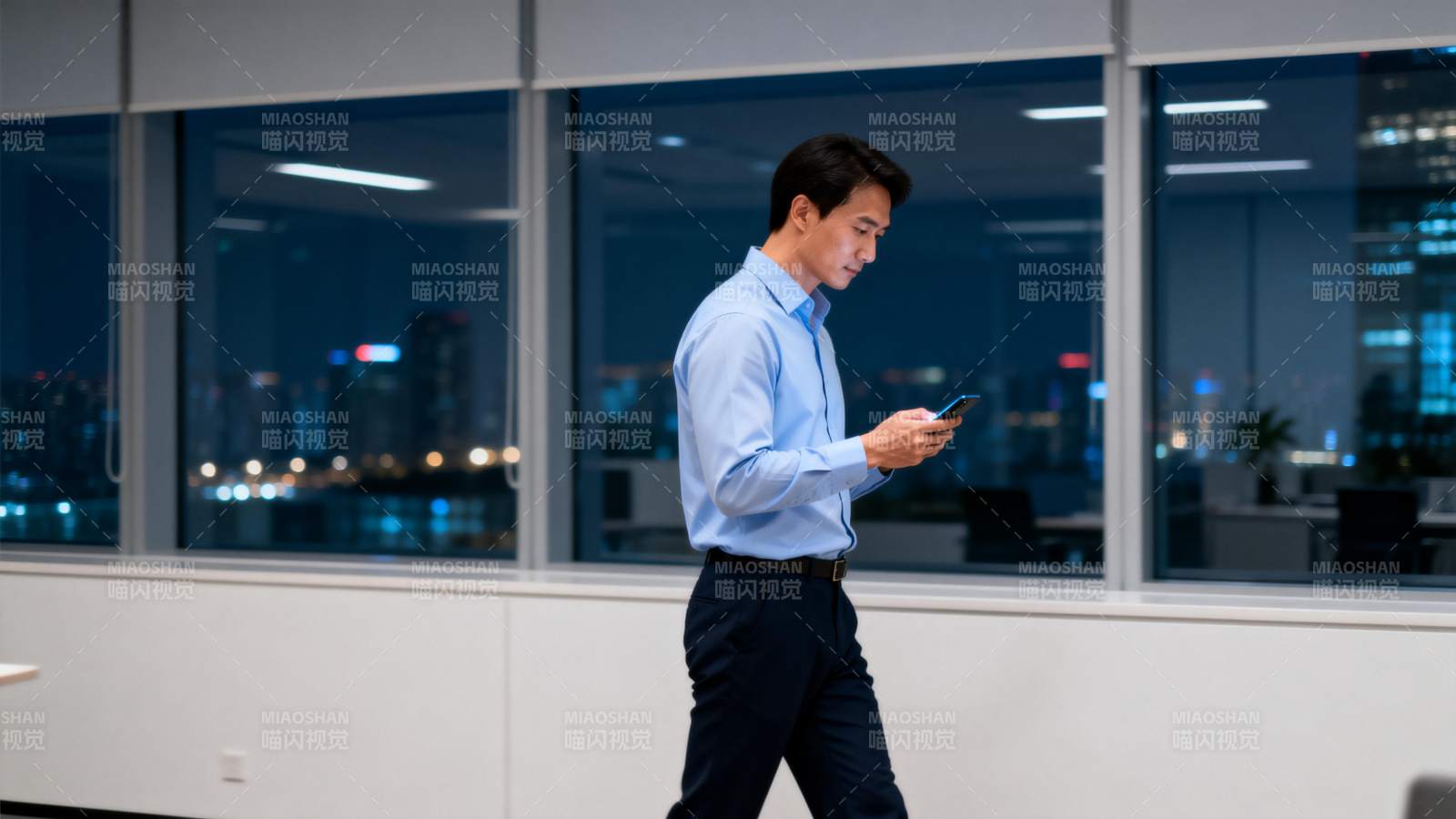 商务人士专注看手机图片