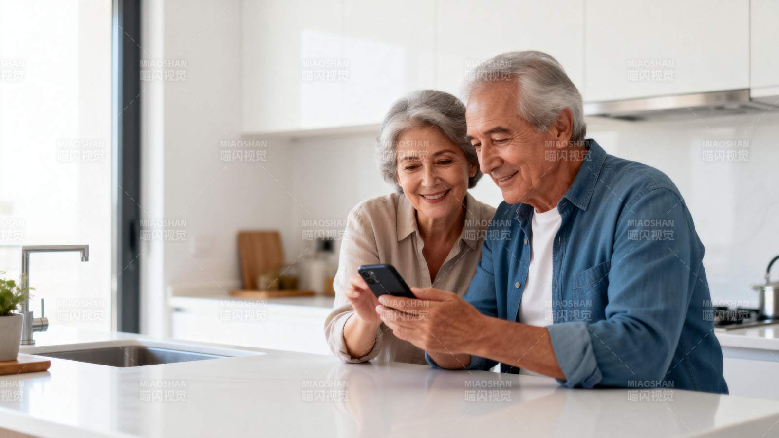 老夫妇共看手机图片