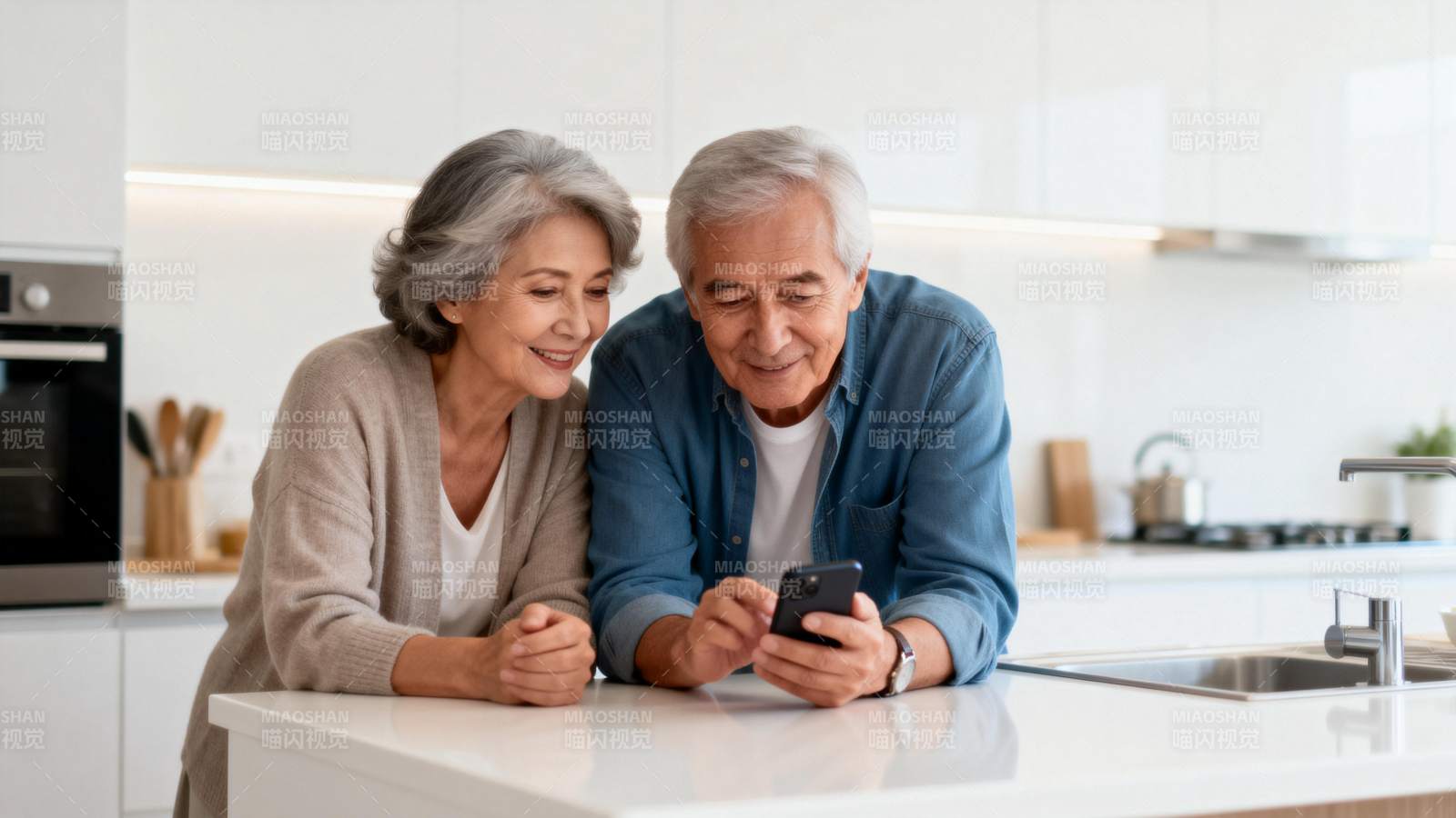 老夫妇共赏手机图片