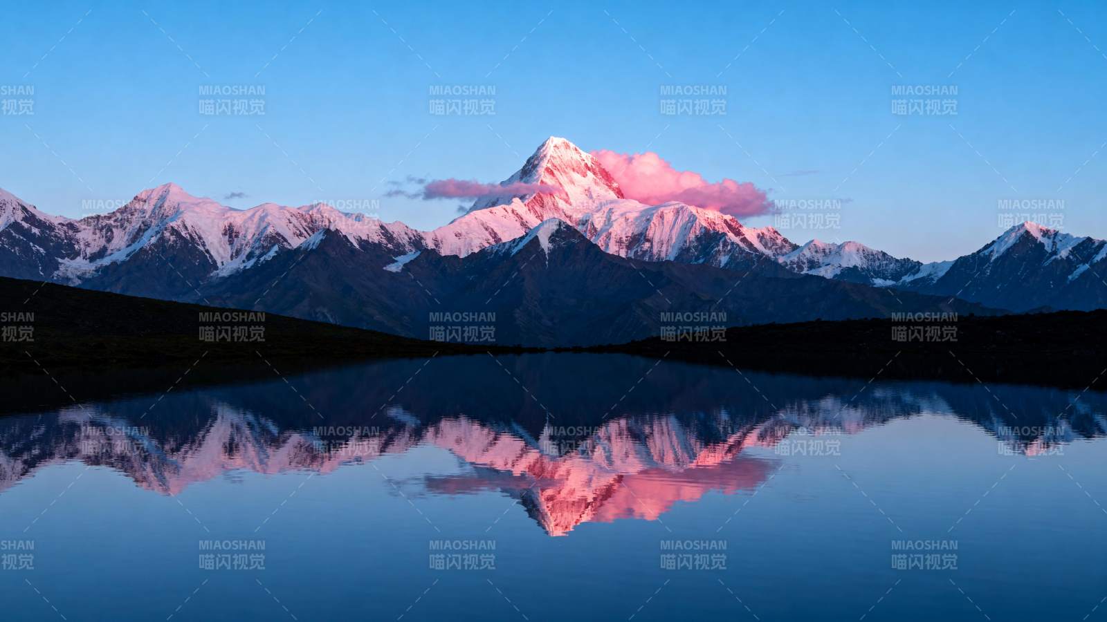 雪山倒影湖中图片