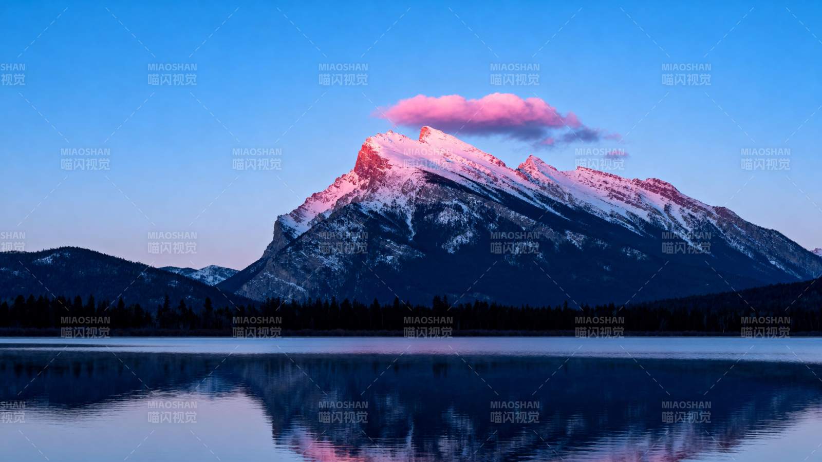 雪山倒影湖中图片