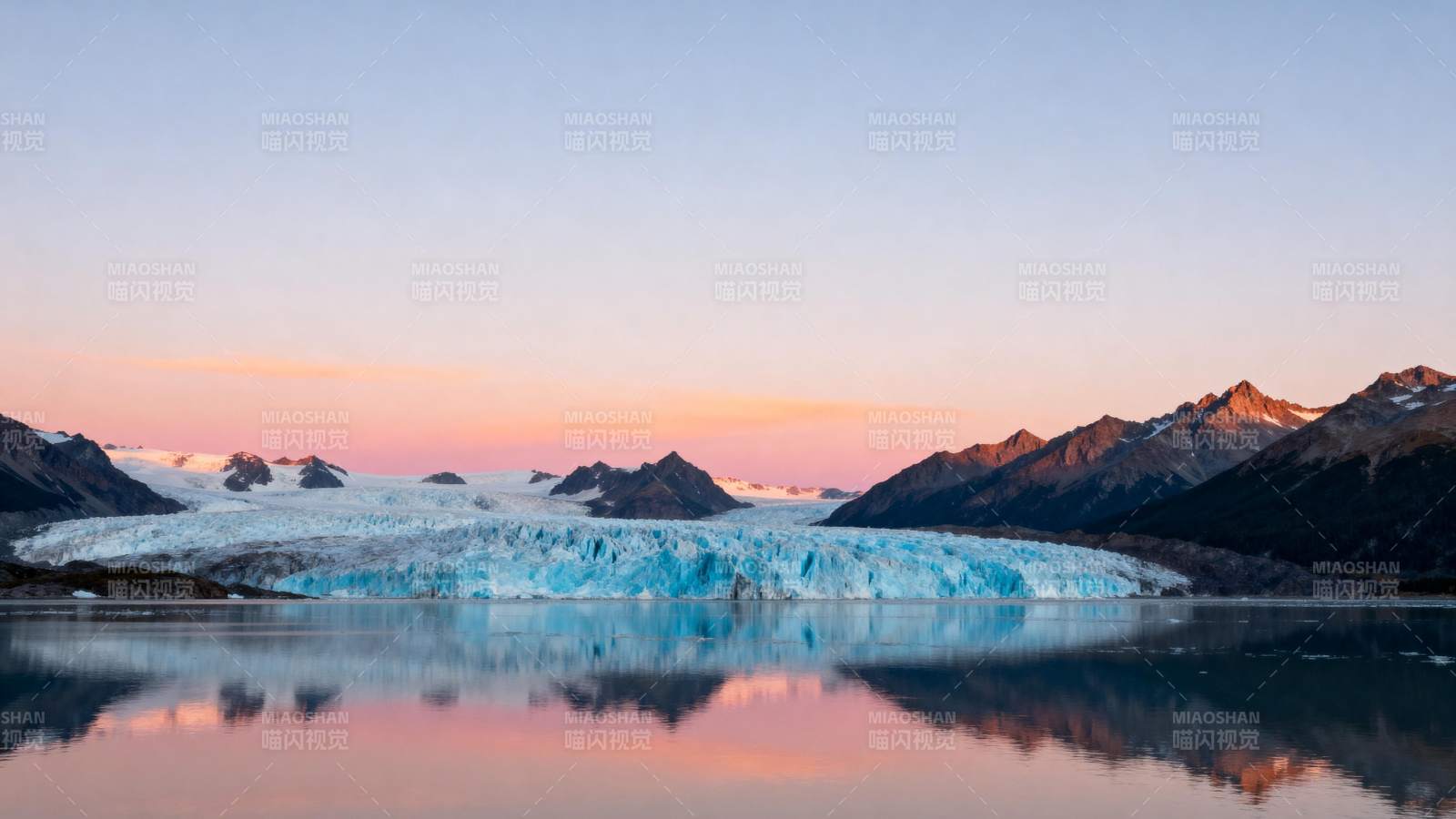 冰川湖畔日落图片