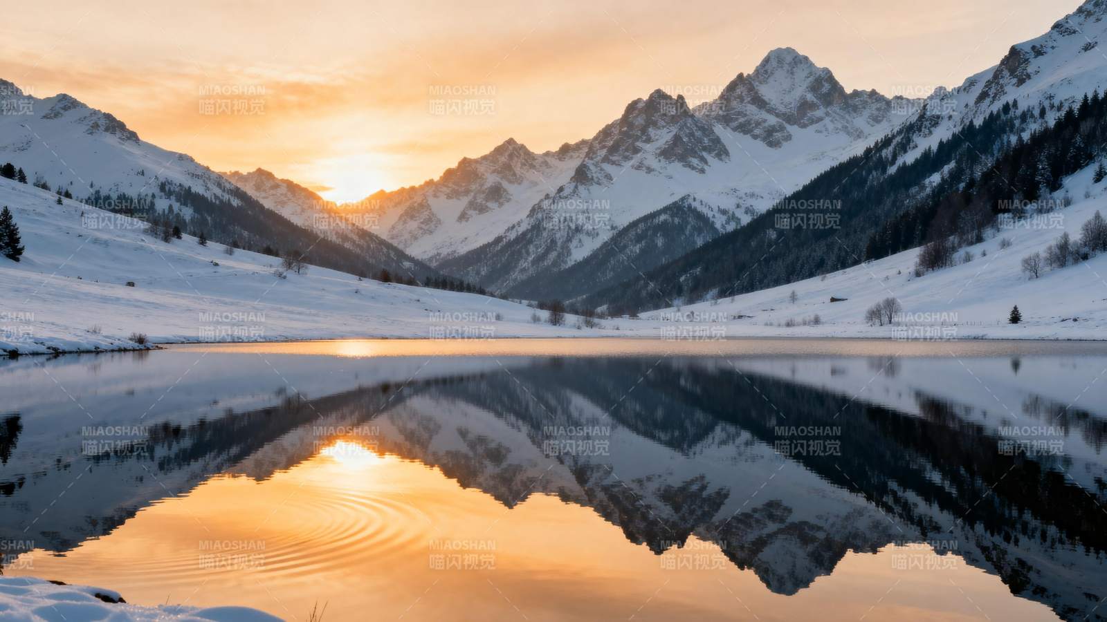 雪山倒影日出图片