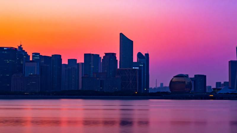 城市暮色倒影图片