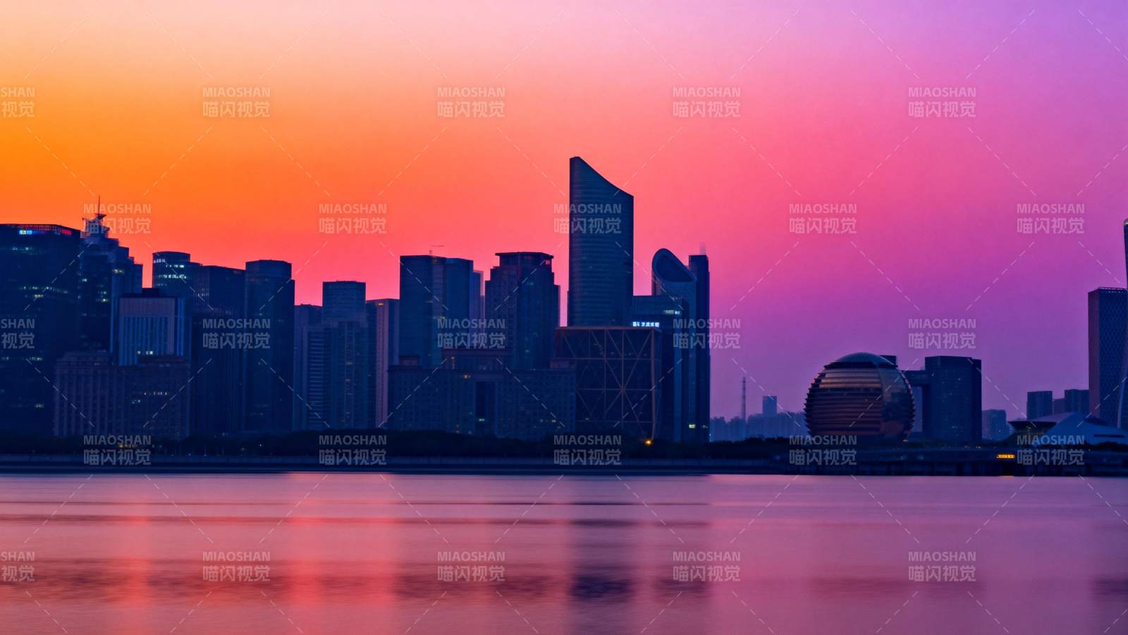 城市暮色倒影图片