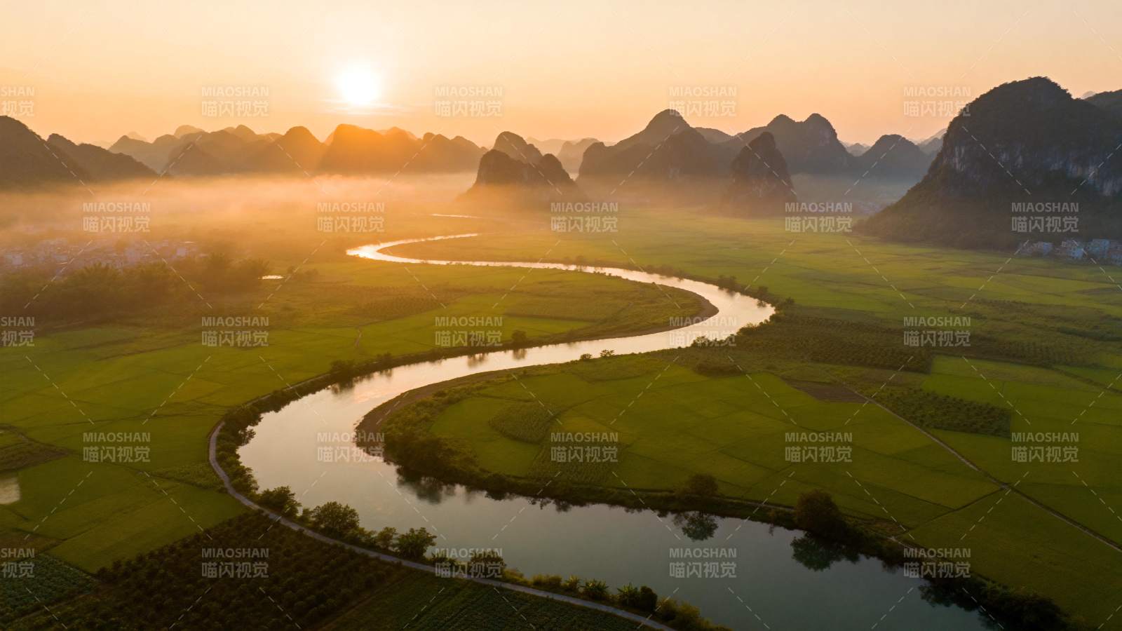 晨曦河湾山水画图片