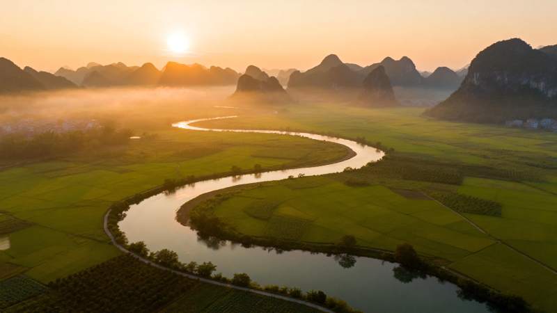 晨曦河湾山水画图片