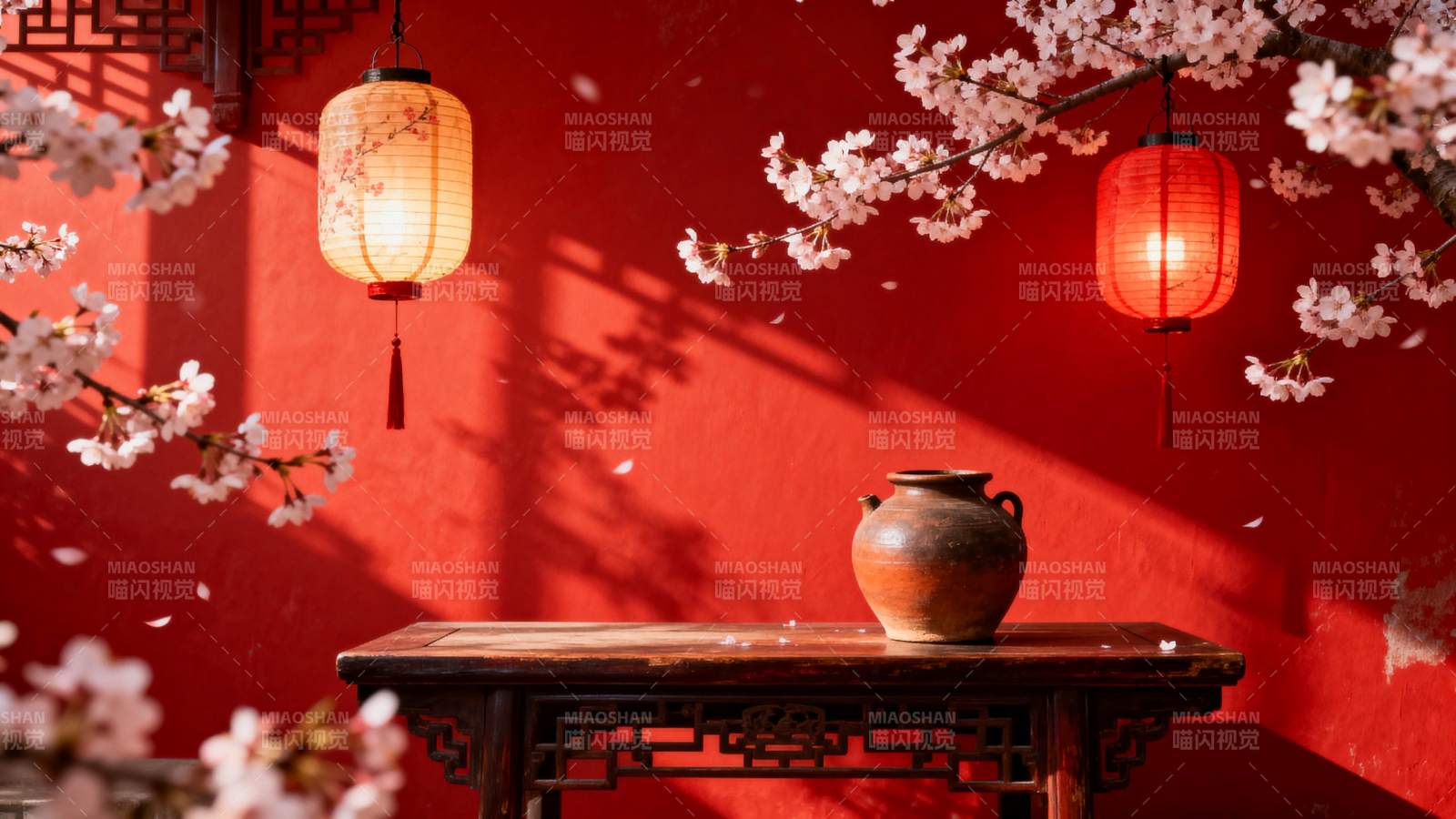 红墙花影映灯笼图片