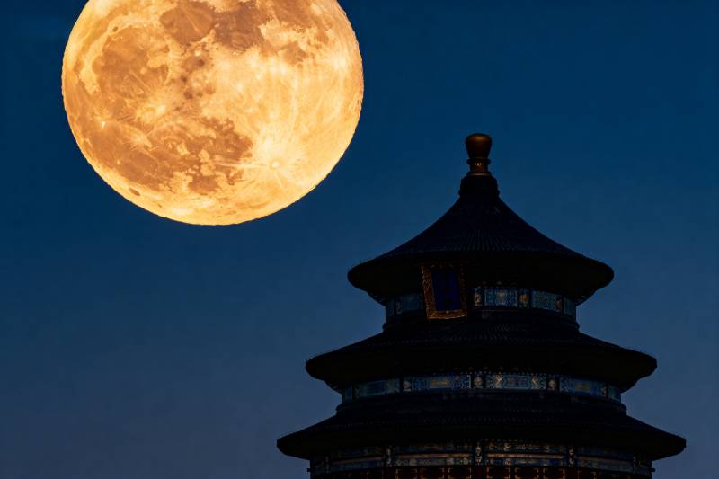 月照古塔夜景图片