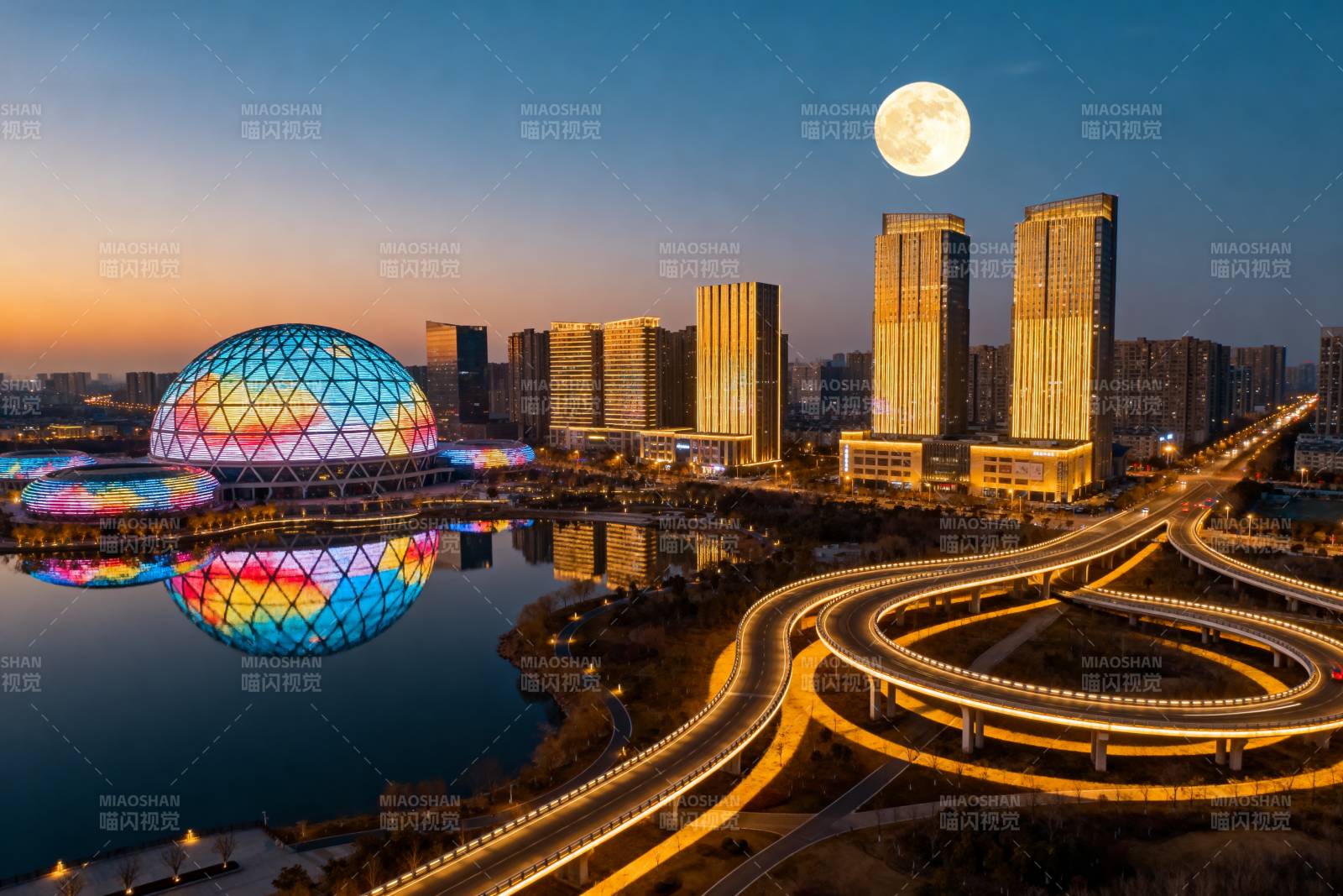 月照城市夜景图片