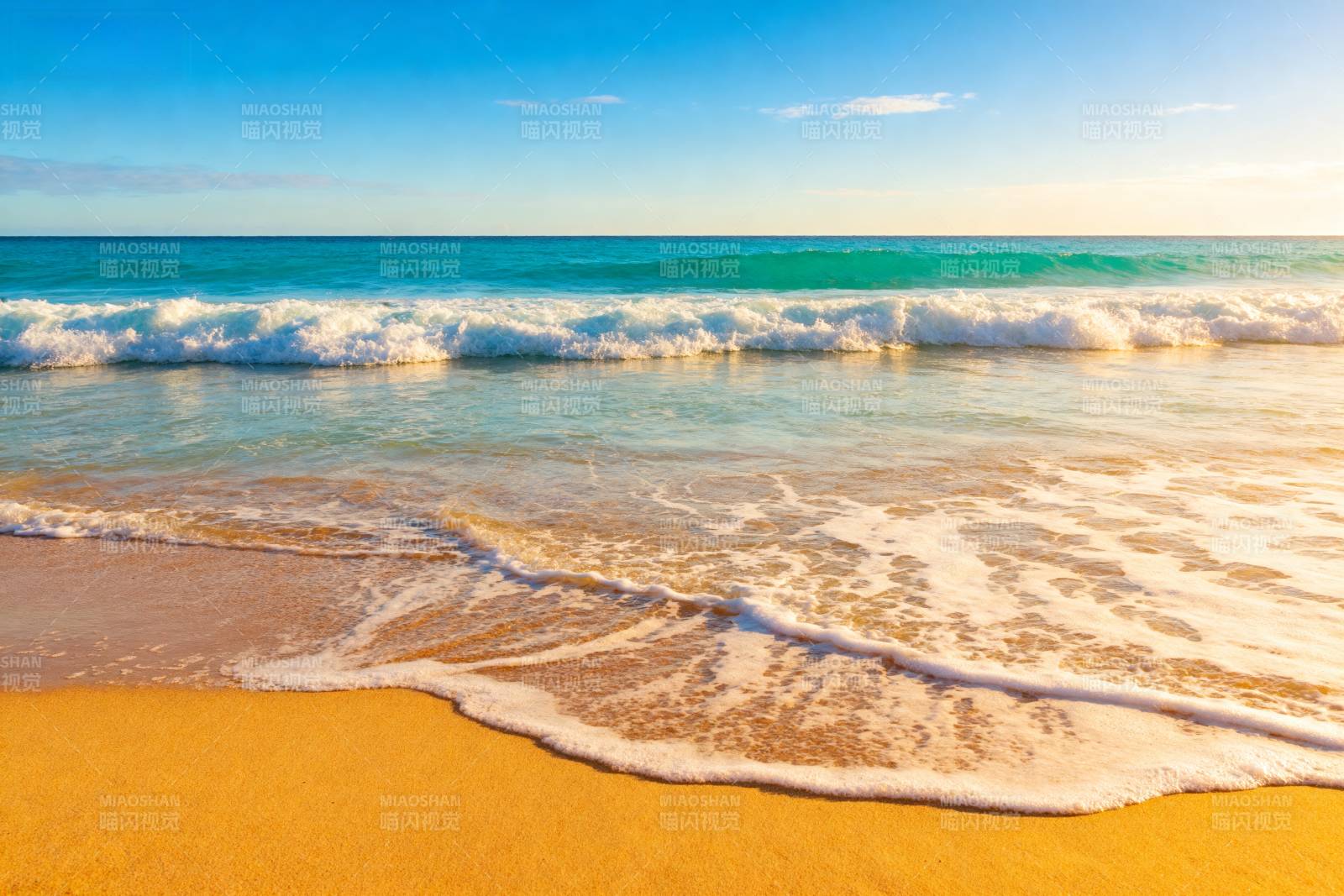 金色沙滩海浪轻拍图片