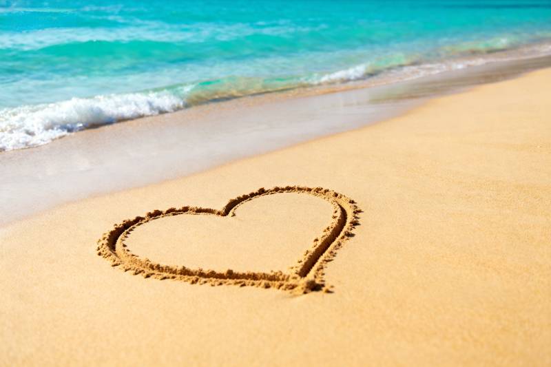 沙滩上的爱心图片