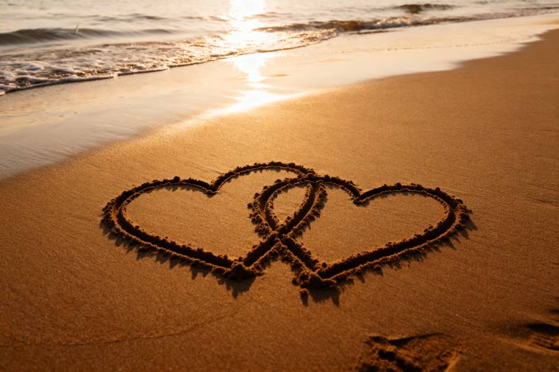 沙滩上的双心图片