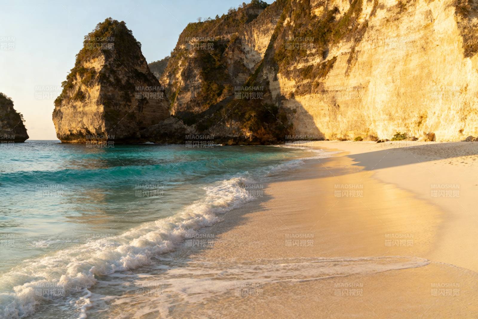 碧海白沙 峭壁环绕图片