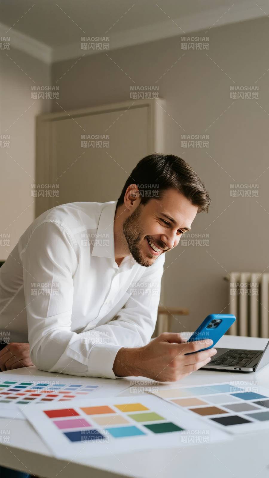 设计师专注手机工作图片