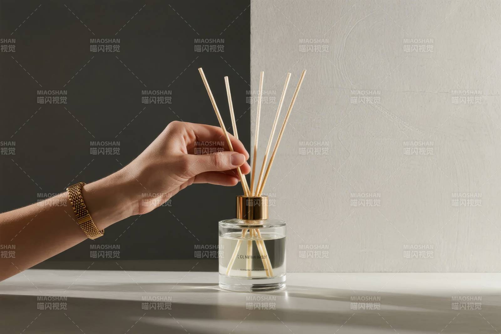 香氛棒静置桌面图片