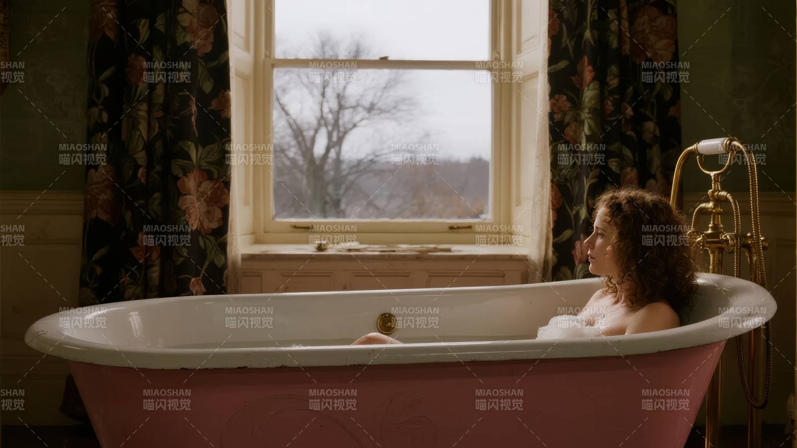 窗边浴缸中的女子图片