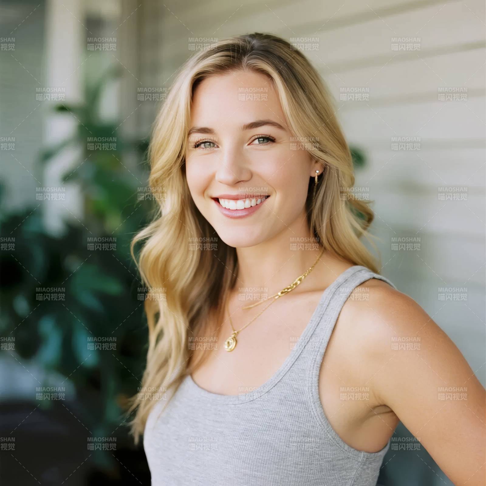 微笑的金发女子图片