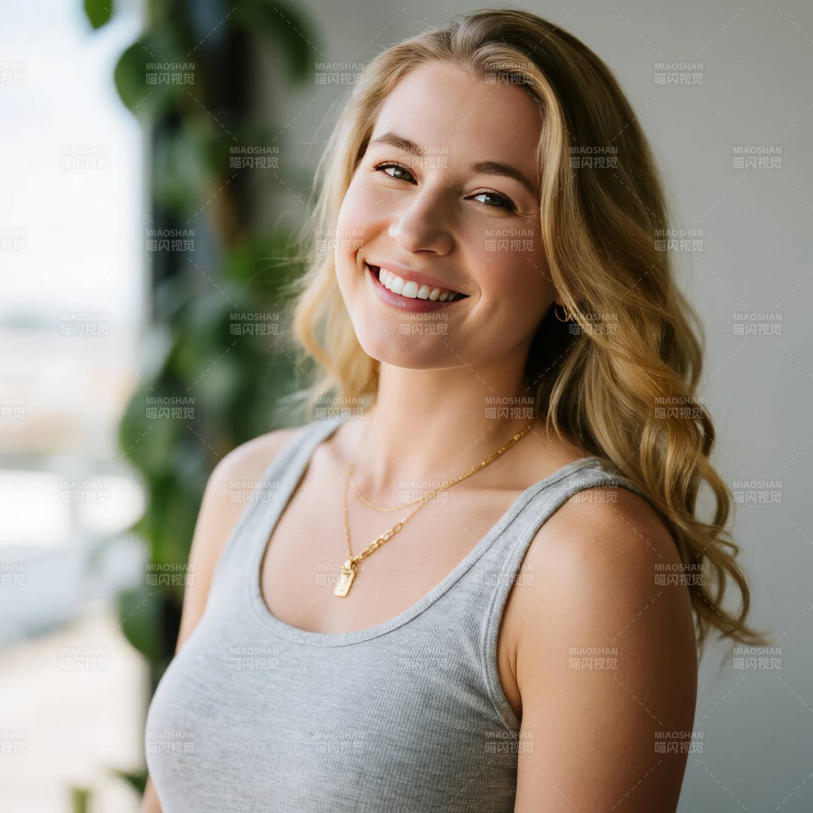 微笑女子 自然优雅图片