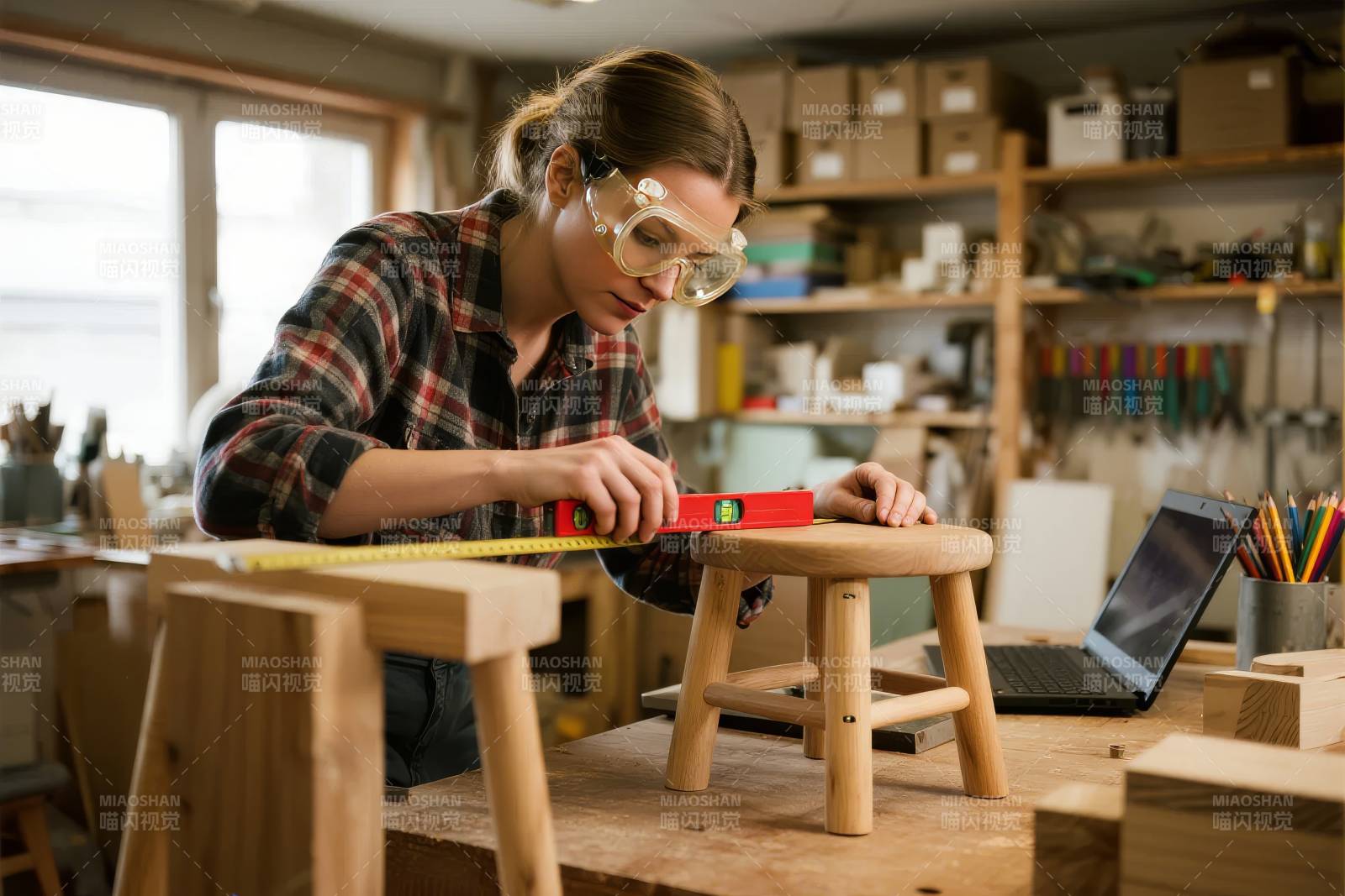 木工测量小凳子图片