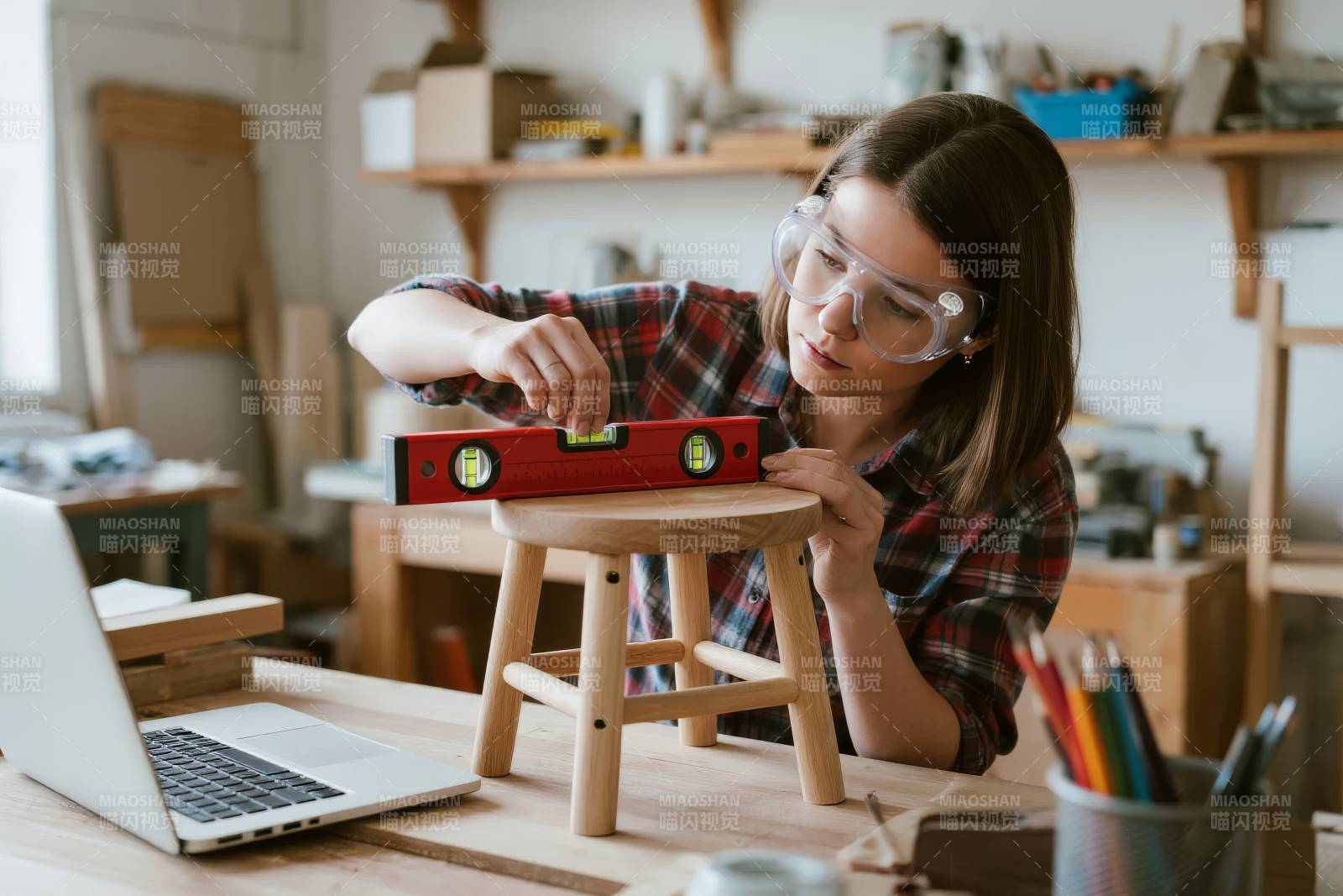 木工制作中的专注图片