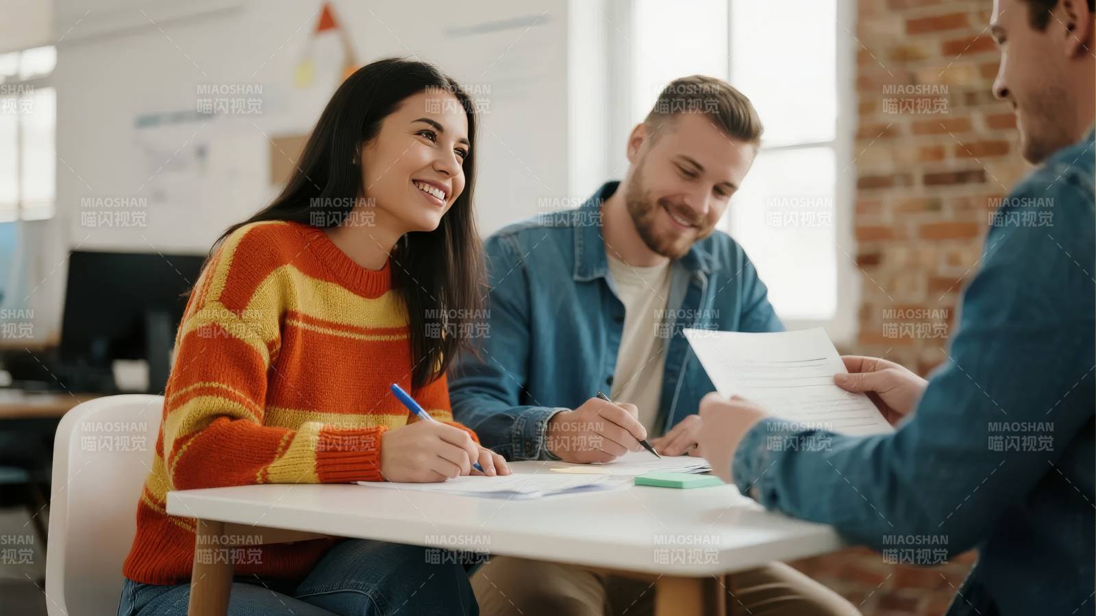 团队协作办公场景图片