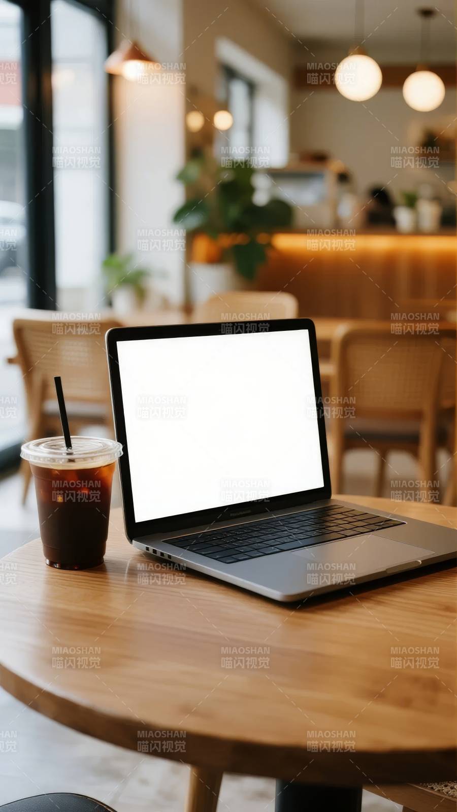 咖啡馆里的工作时光图片