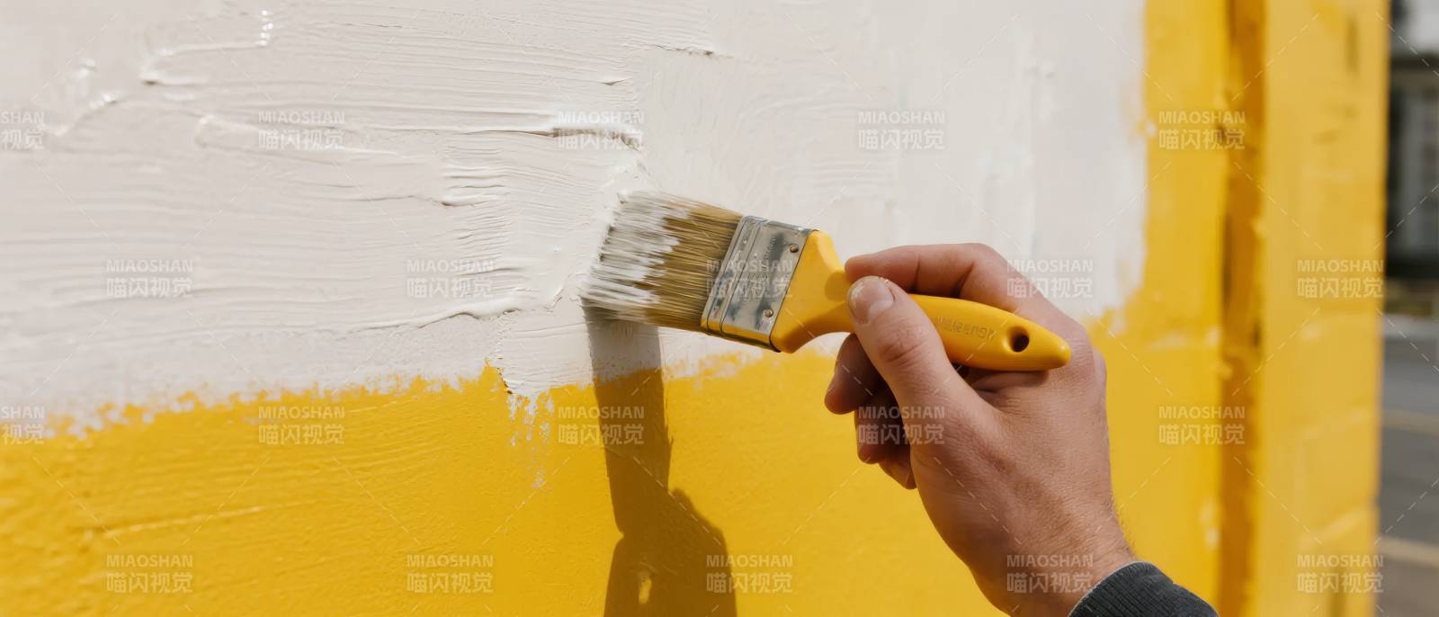 刷墙 黄白相间图片