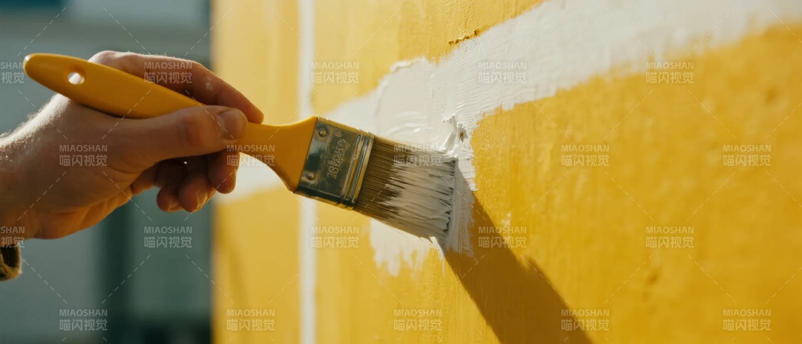 刷墙涂黄漆图片