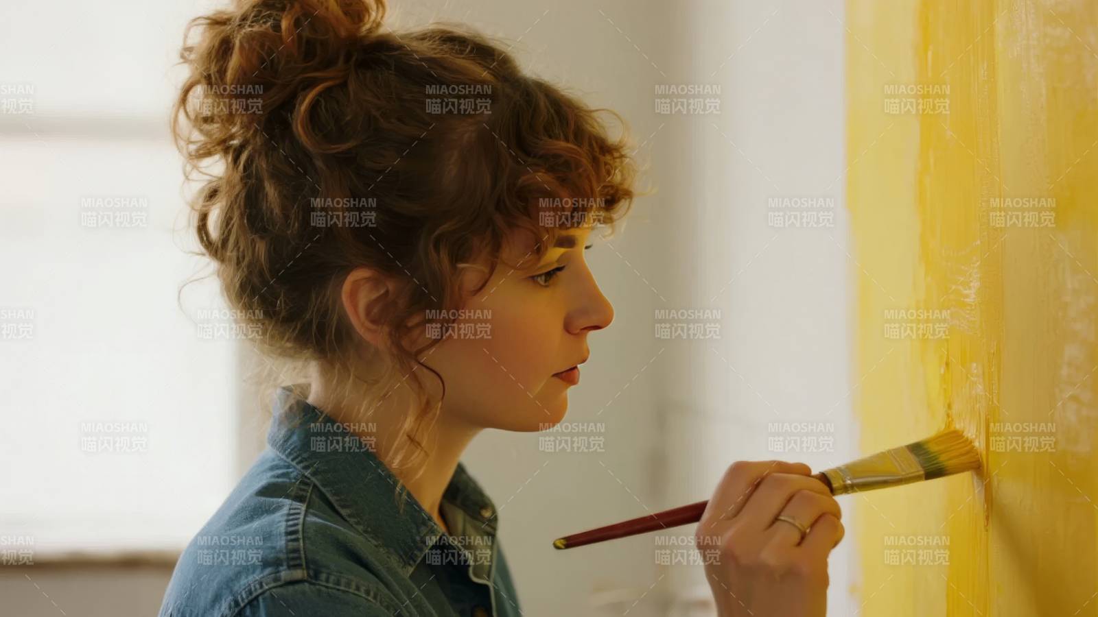 女子专注作画图片