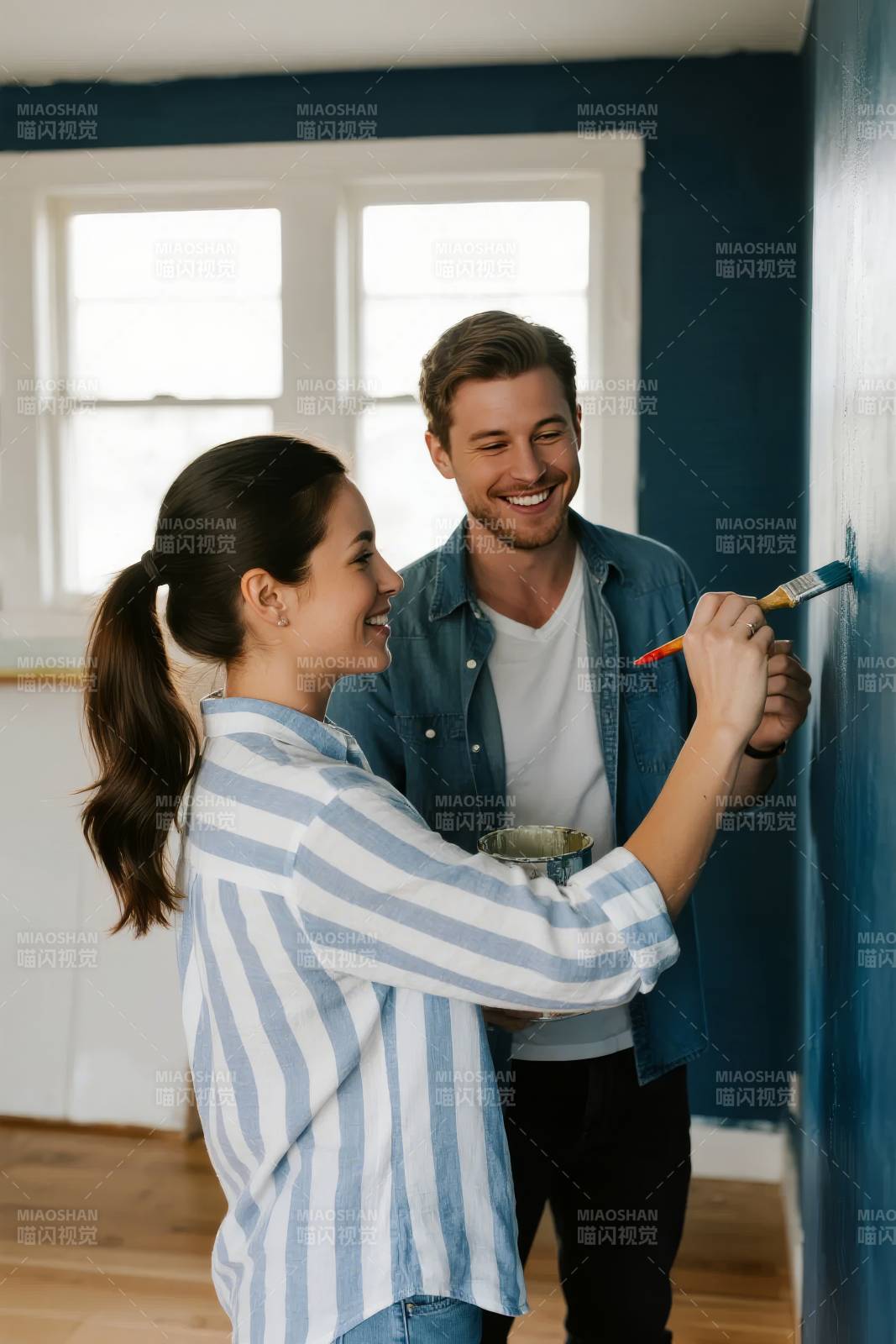 情侣共绘新家墙图片