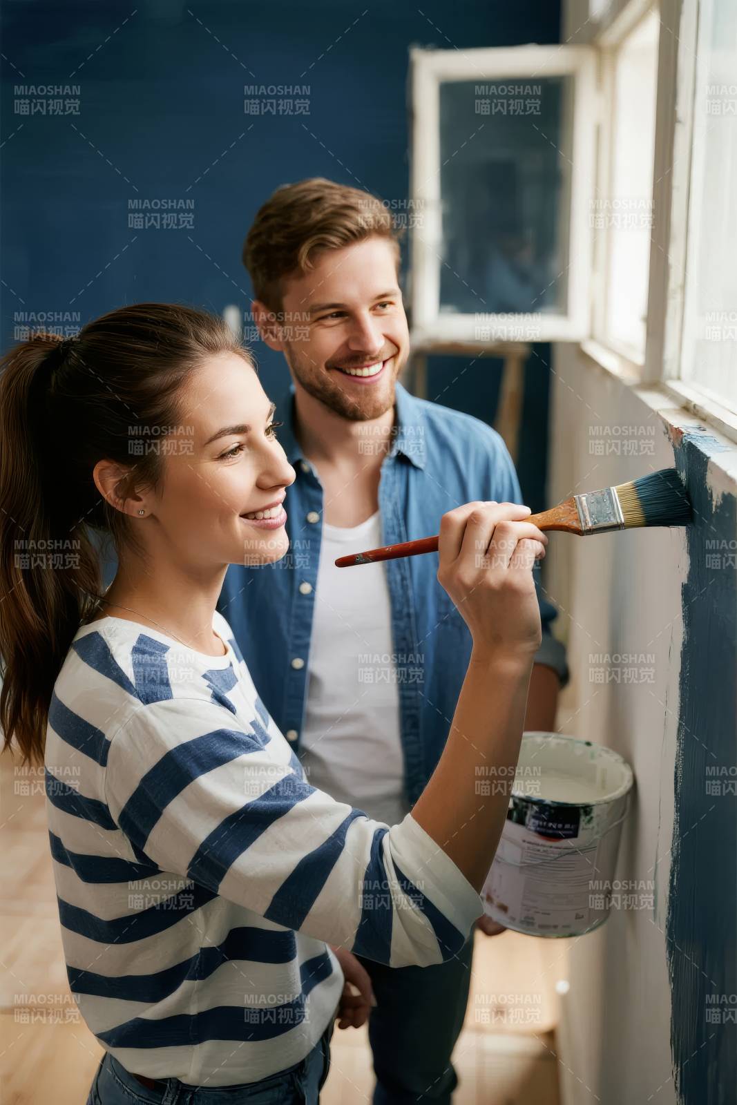 情侣共绘新家墙图片