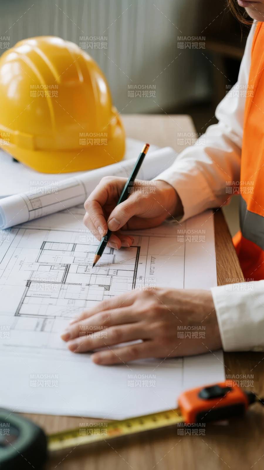 工程师绘制建筑图纸图片