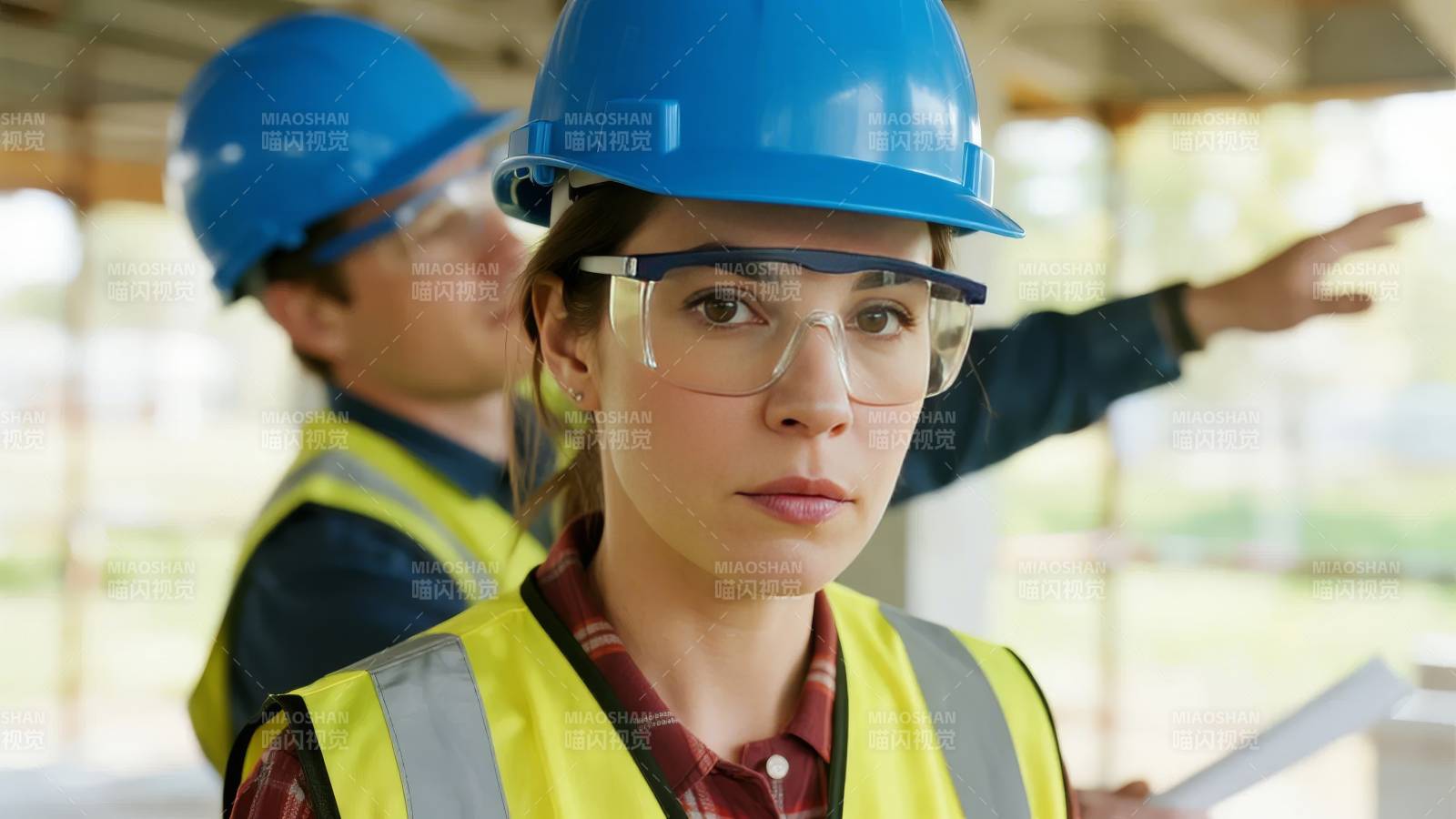 工地上的专注女工图片