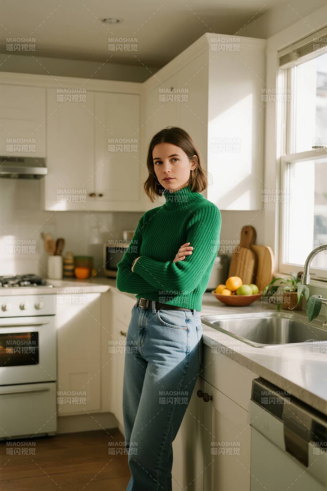 绿衣女子厨房倚台图片