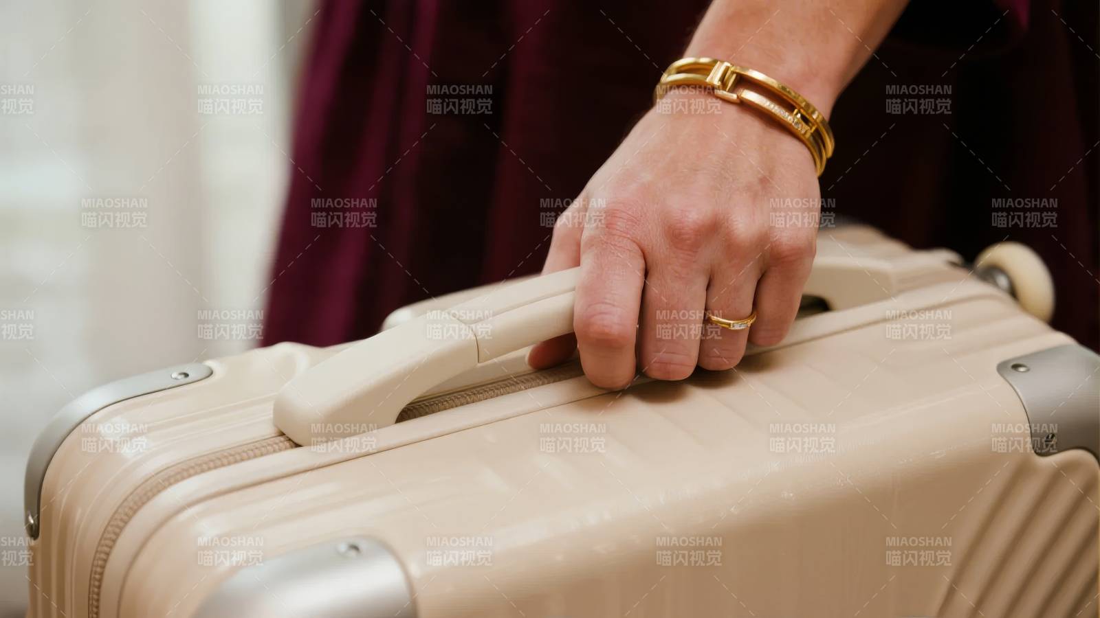 手提行李箱图片