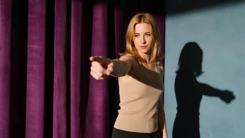 指向光影的女子图片