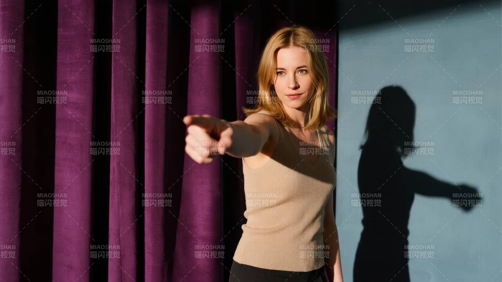 指向光影的女子图片