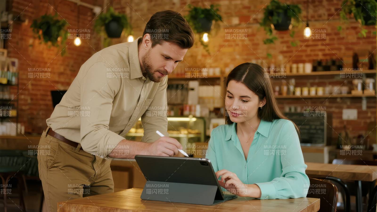 咖啡馆共用平板工作图片