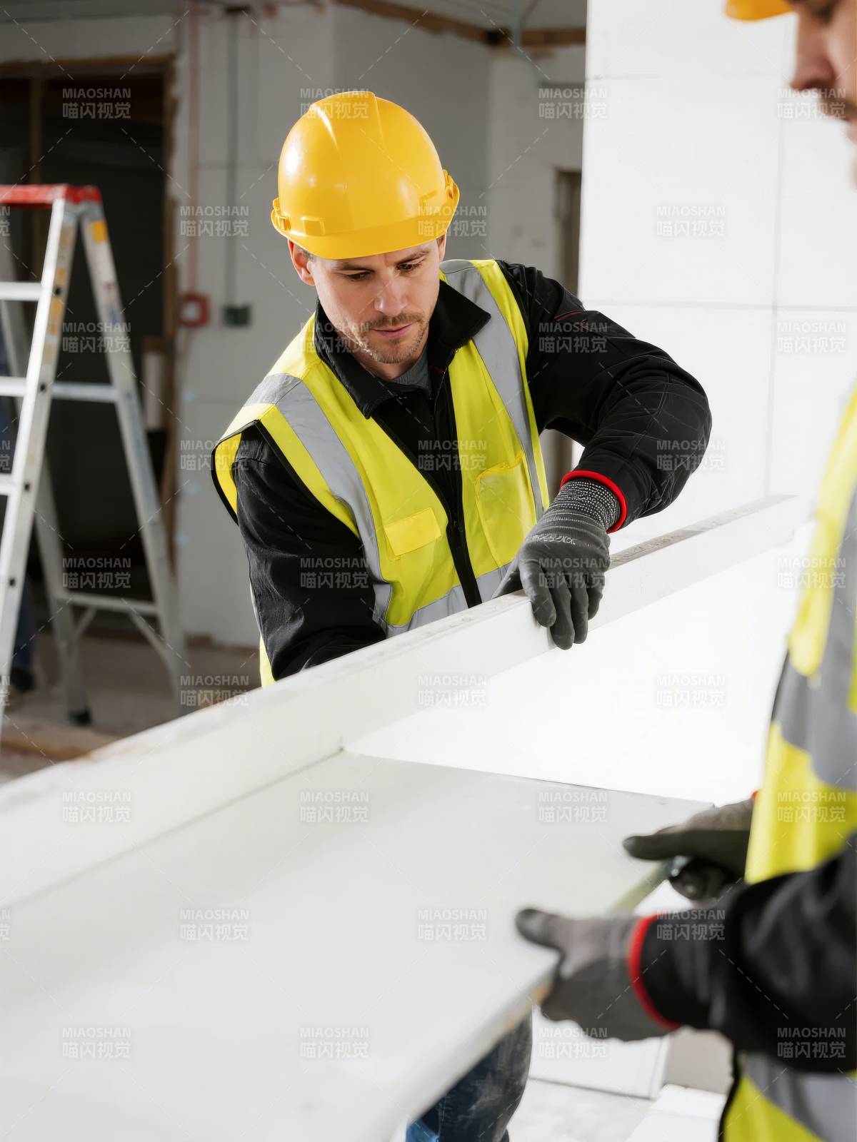 工人安装天花板图片