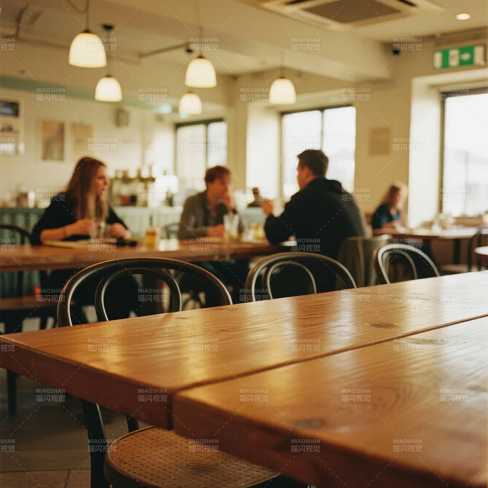 咖啡馆里的宁静时光图片