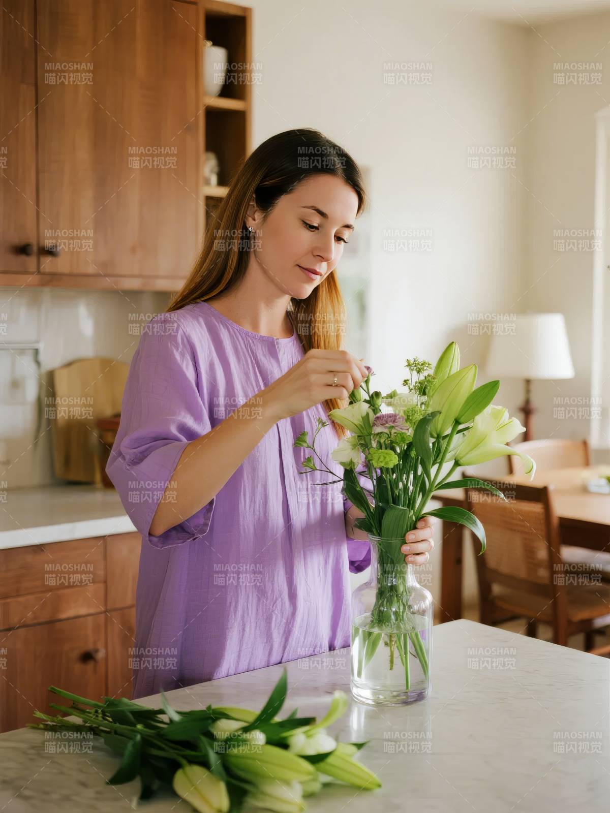 女子插花 静谧美好图片