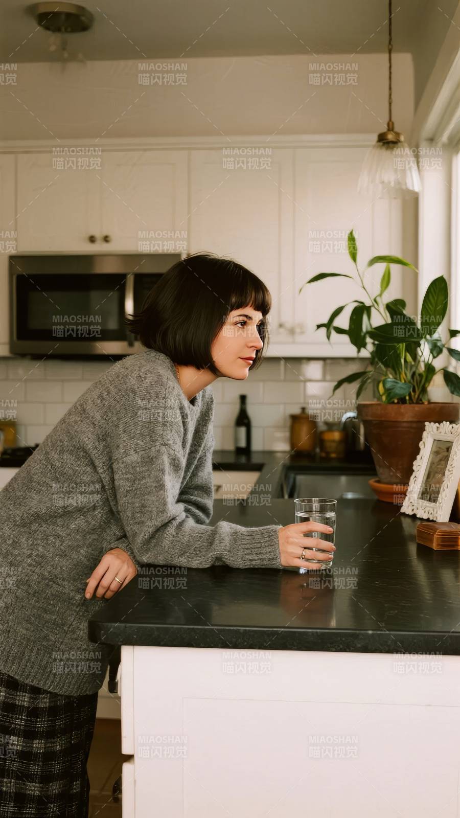 厨房静思 水杯相伴图片