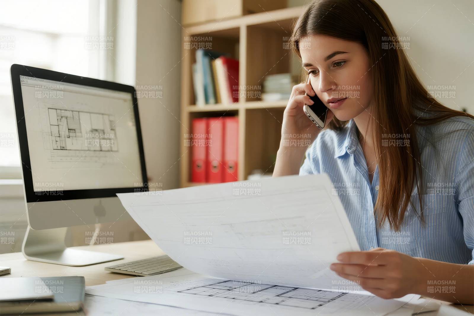 职场女性专注工作图片