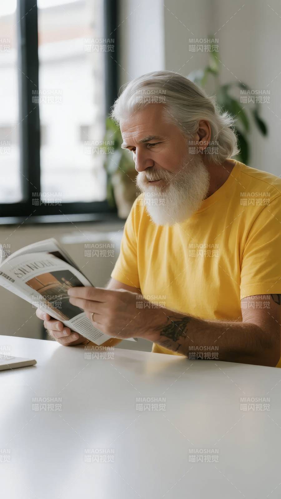 白发老人读报图片