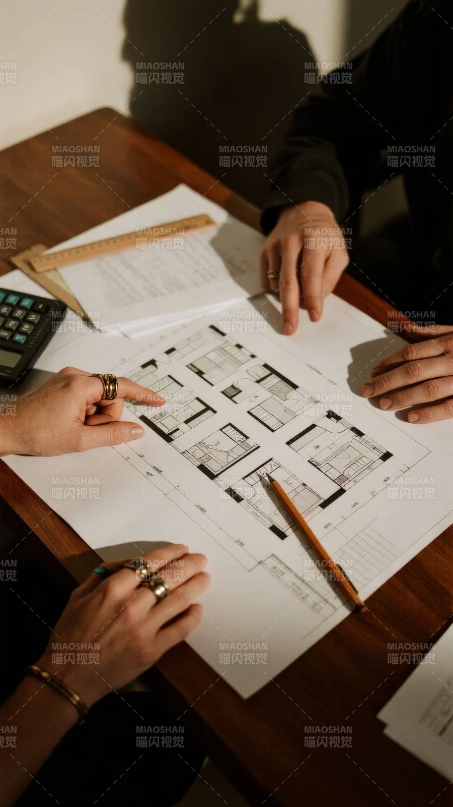 设计图纸讨论中图片