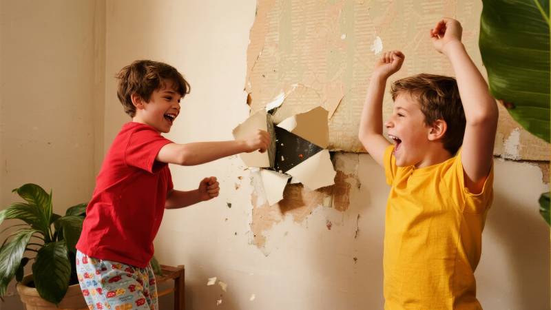 男孩们在墙上捣乱图片