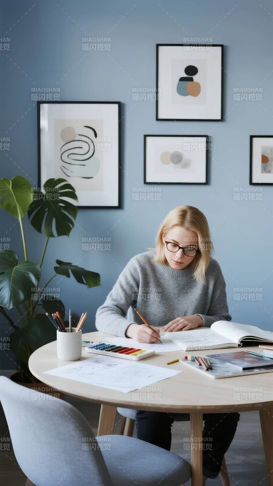 专注创作的时光图片